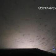 Une voiture prise dans une tornade : ils filment de l'intérieur