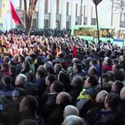 Ukraine : les manifestants encerclent le Parlement