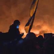 Ukraine : Protesters in the streets prepare for war