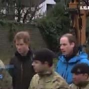 Royaume-Uni : Harry et William rendent visite aux victimes des inondations