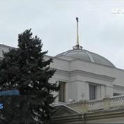 La croix soviétique du Parlement ukrainien décrochée