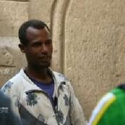 Ethiopie : un homme creuse un monastère dans la roche