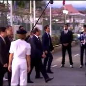 Hollande s'offre un rapide bain de foule à La Réunion