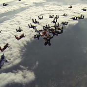104 parachutistes sautent en simultané : record de France pulvérisé