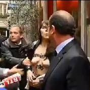 François Hollande interpellé par deux Femen