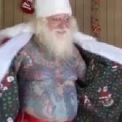 Découvrez le Père Noël le plus tatoué du monde