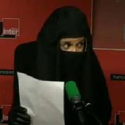 Sophia Aram présente sa chronique en niqab