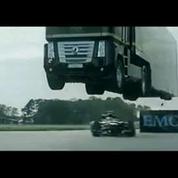 Un camion saute par dessus une Formule 1