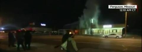 Emeutes à Ferguson : une journaliste de CNN frappée par une pierre en plein direct